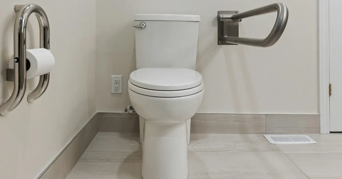 Banheiro adaptado, com barras de apoio dos dois lados do vaso sanitário